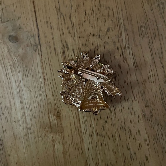 Source Unknown Gold-Tone Bell Brooch with Green Holly and Red Accent - Picture 2 of 4